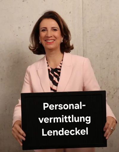 Alexandra-Leneckel-mit-Schild-400 Alexandra Lendeckel mit Schild Personalvermittlung